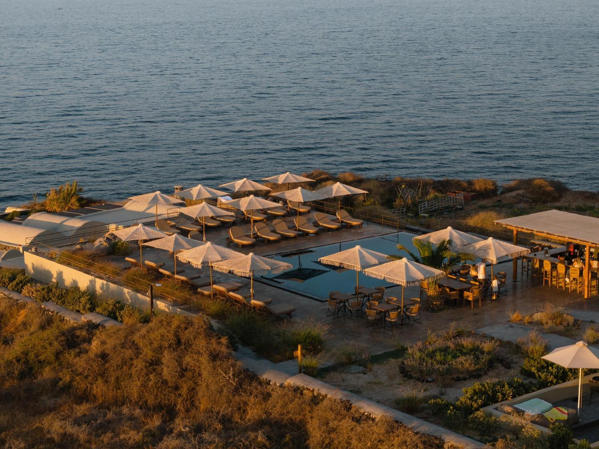 Colombos Beachfront Foinikia  Экстерьер фото