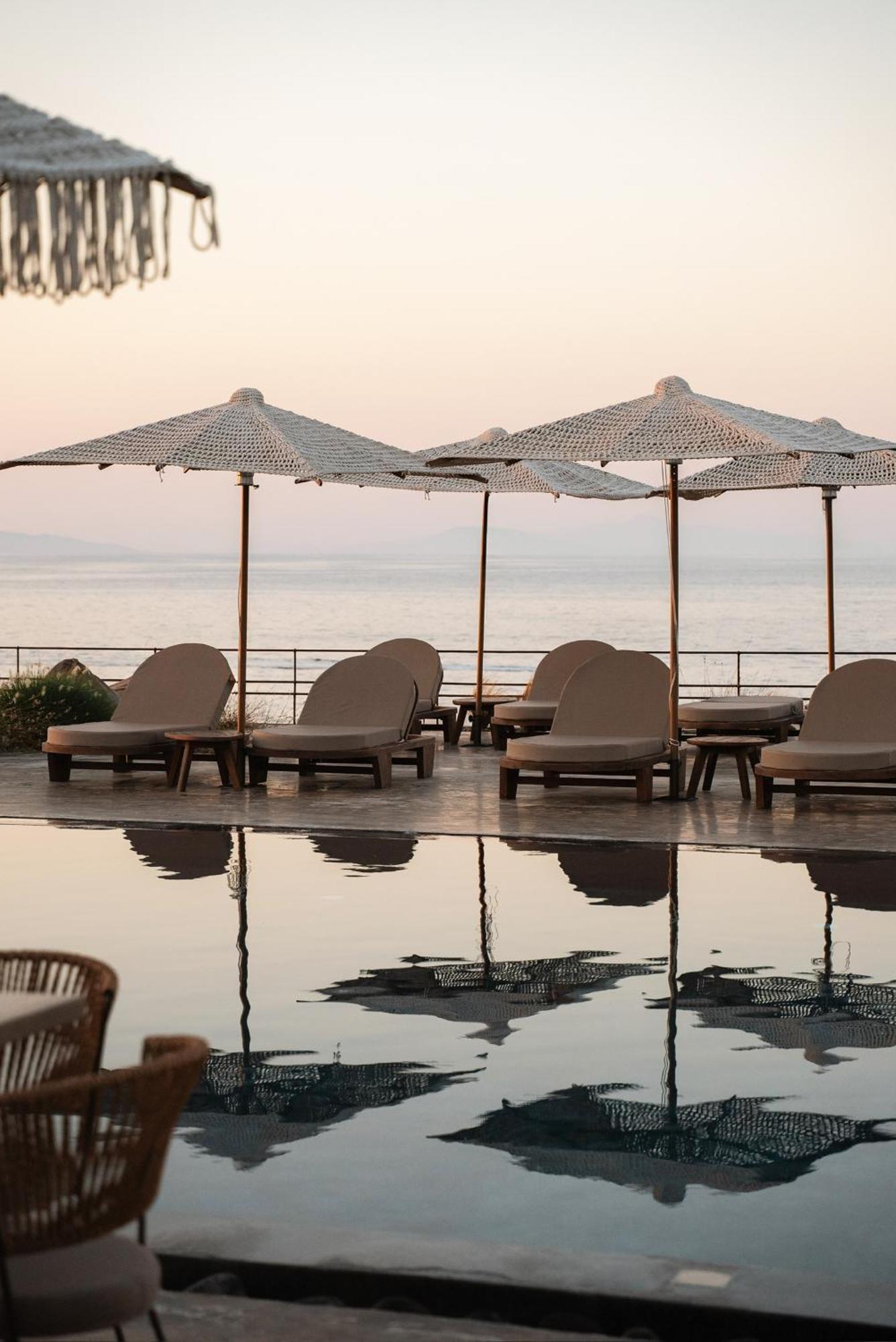 Colombos Beachfront Foinikia  Экстерьер фото