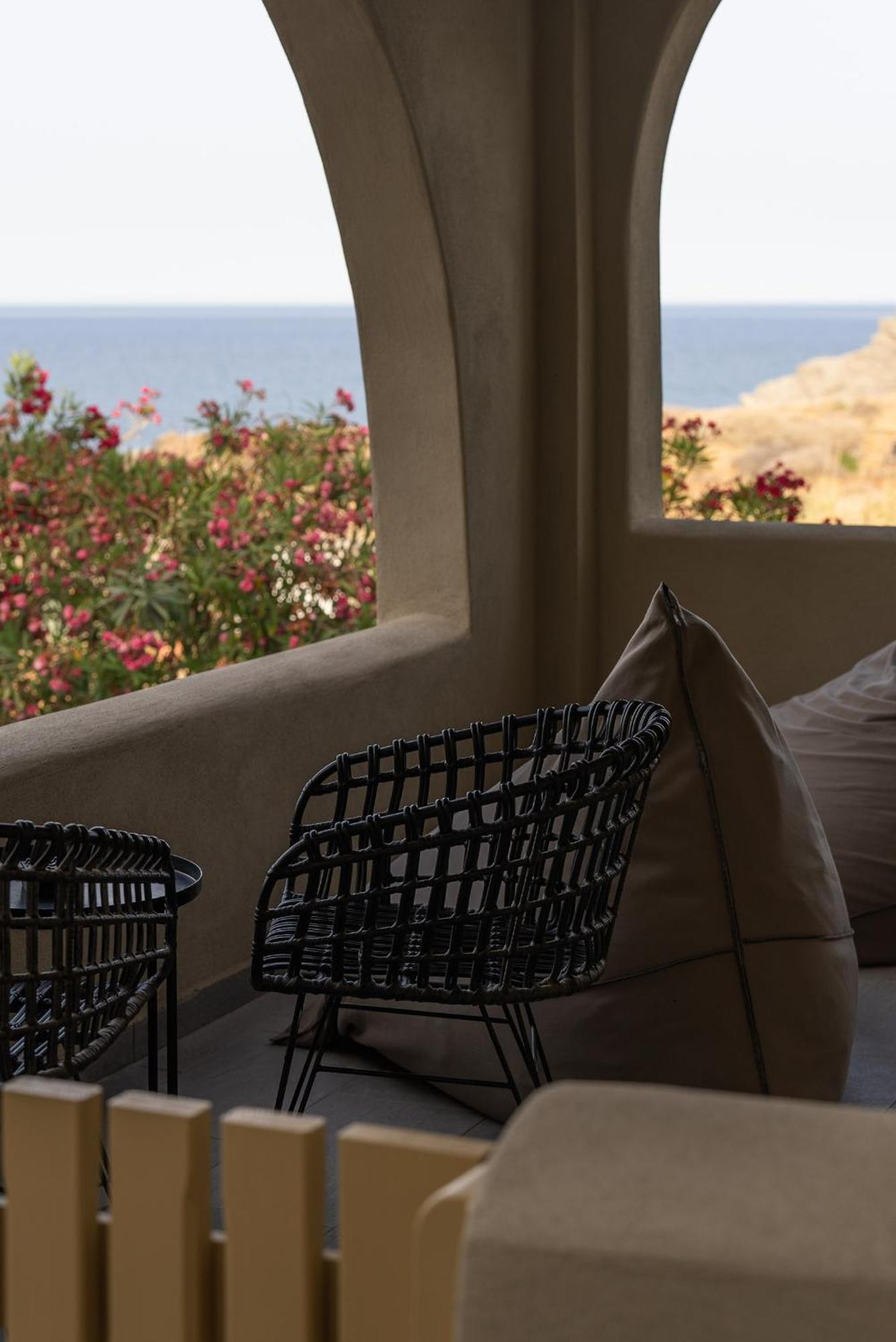 Colombos Beachfront Foinikia  Экстерьер фото